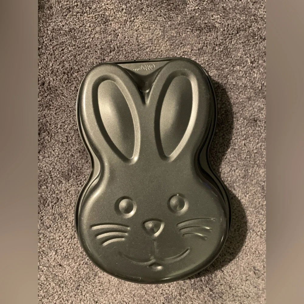 Wilton Non-stick BUNNY RABBIT cake pan.  Good used condition.